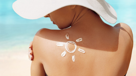 Come prendere il sole senza scottarsi con la protezione giusta